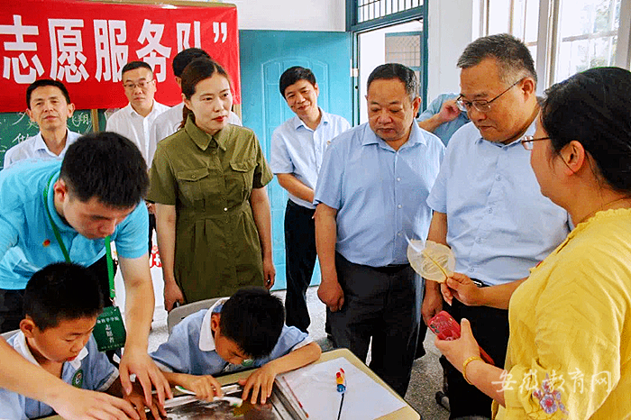 Beat365唯一官方网站调研大学生暑期“三下乡”社会实践校地合作情况并看望慰问师生团队1_副本.png